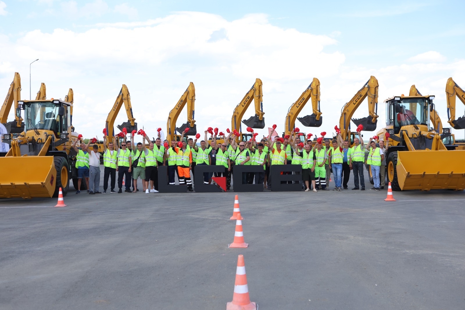 Изображение к статье «Микродриблинг на погрузчиках, чемпионы России по регби и новый дилерский центр: в Пензе прошел Top Driver от LGCE»