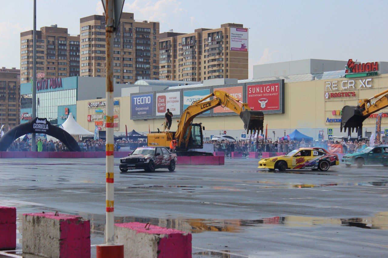 Изображение к статье «ЭКСКАВАТОРЫ LGCE НА ДРИФТ ФЕСТИВАЛЕ»